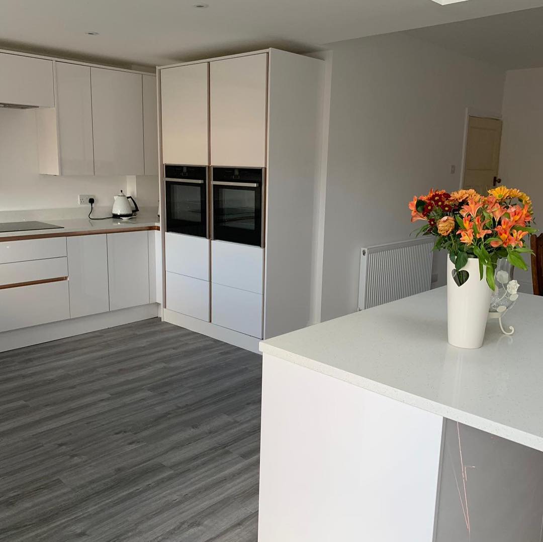 Kitchen installation with freestanding breakfast bar